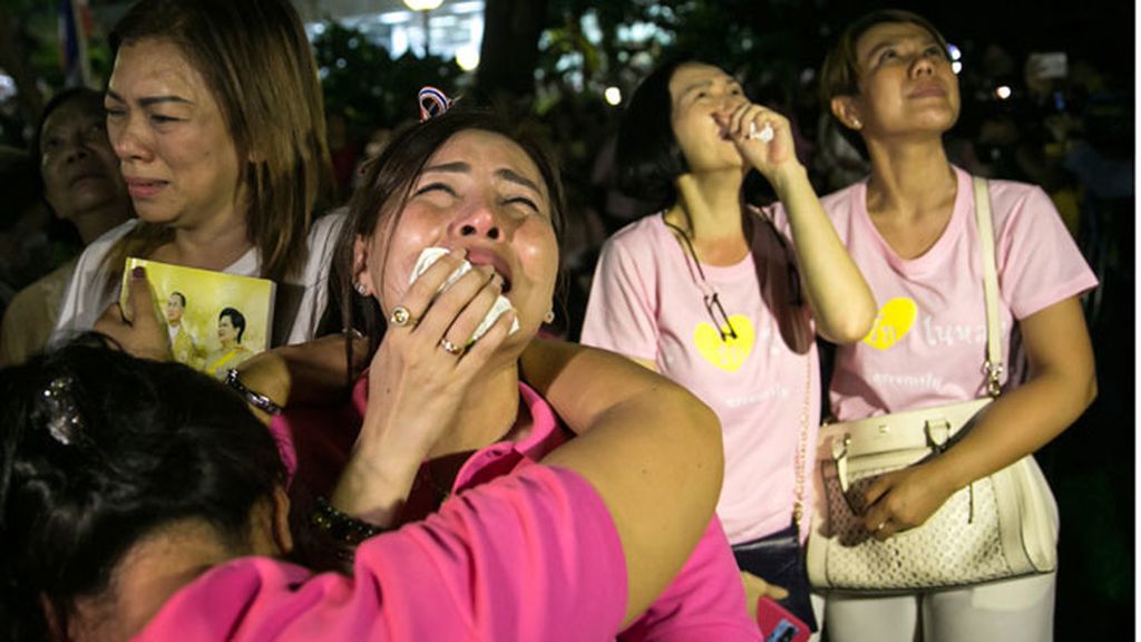 Los tailandeses lloran la muerte de Bhumibol, su rey durante 70 años.
