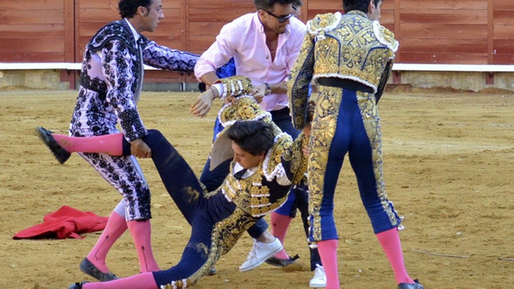 Fuerte cogida del torero Roca Rey en Palencia