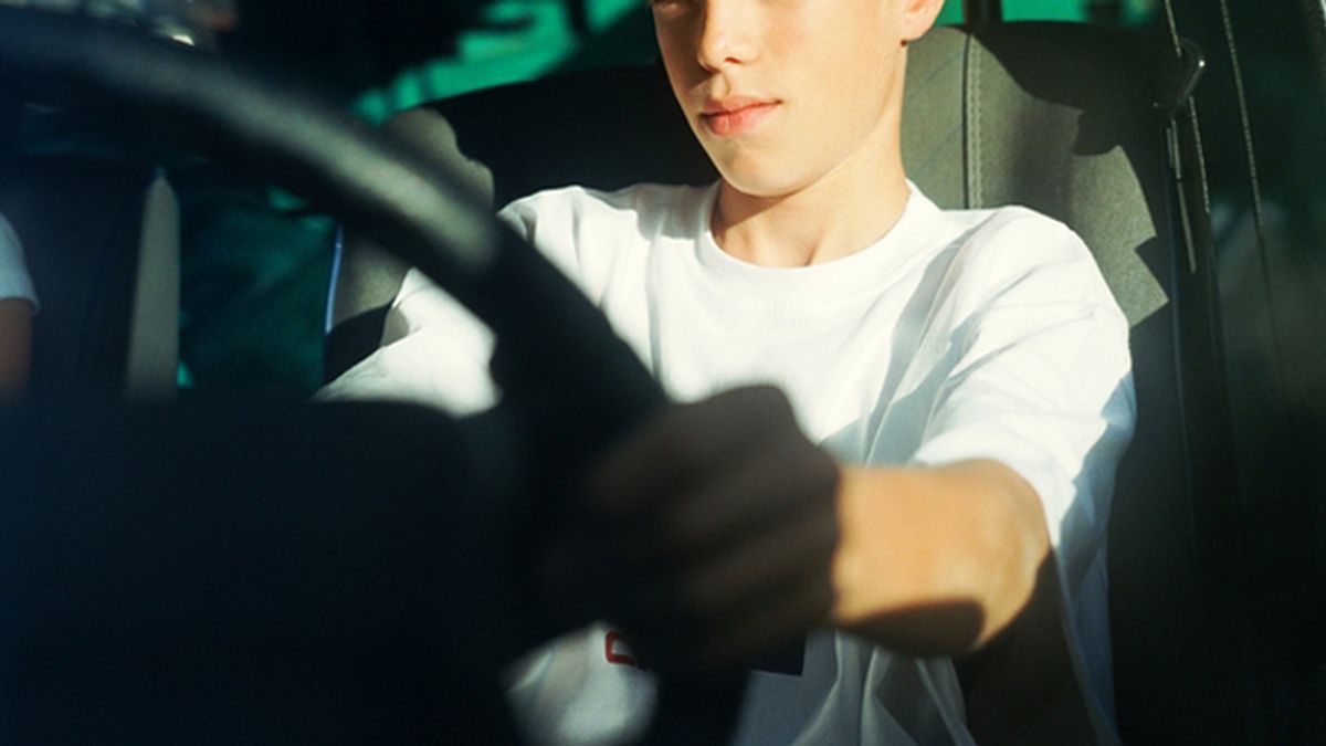 Imagen archivo: niño conduciendo