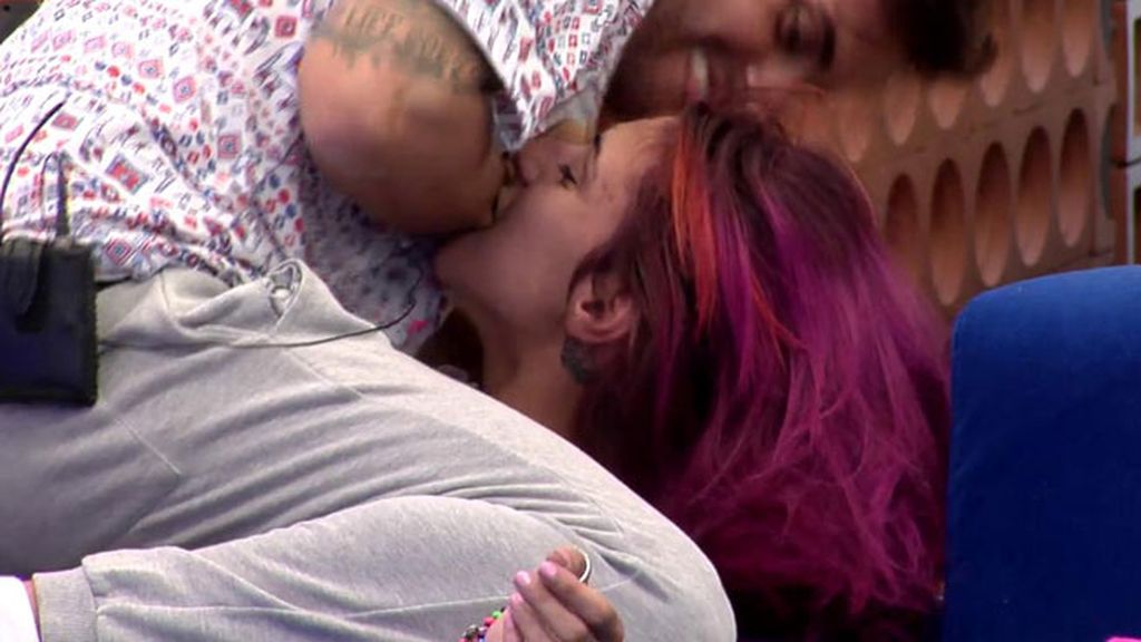 Mientras, Adara y Pol tonteaban en la cama