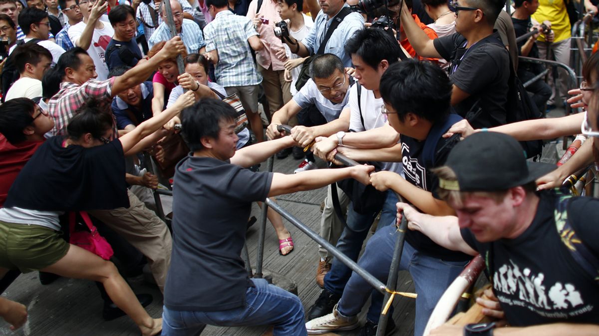 Enfrentamientos en Hong Kong entre manifestantes