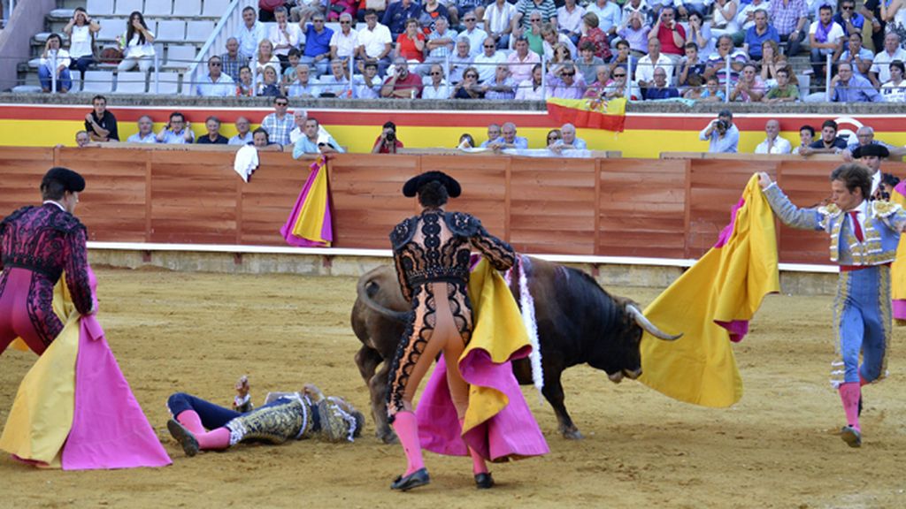 Fuerte cogida del torero Roca Rey en Palencia