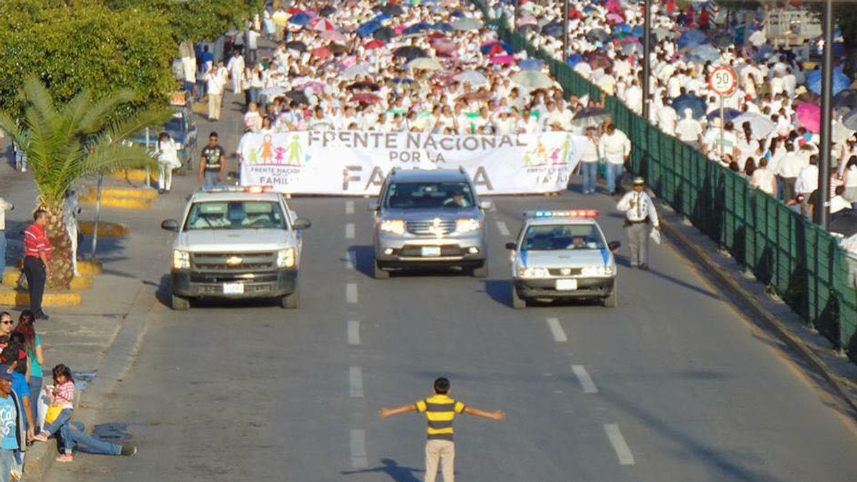 Un niño mexicano se interpone en una marcha homófoba en Guanajuato Un niño mexicano se interpone en una marcha homófoba en Guanajuato