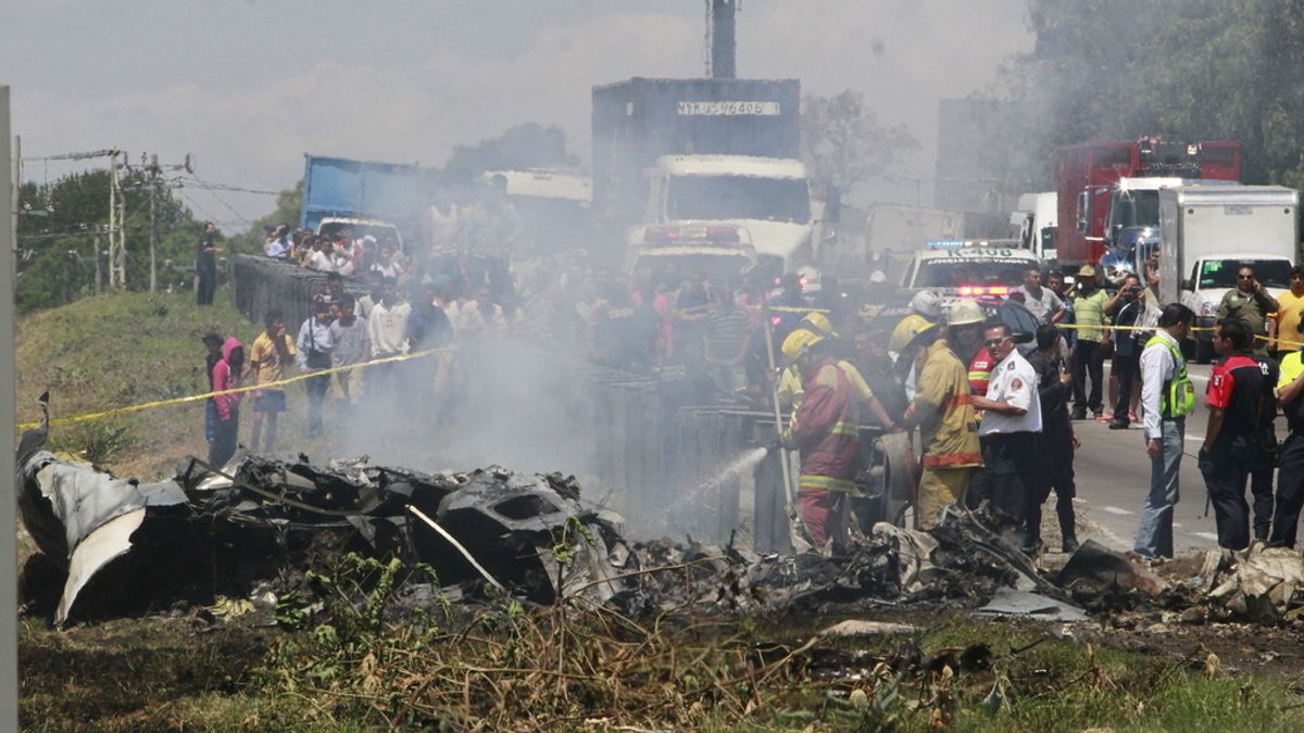 Mueren 5 personas al caer una avioneta en autopista de México