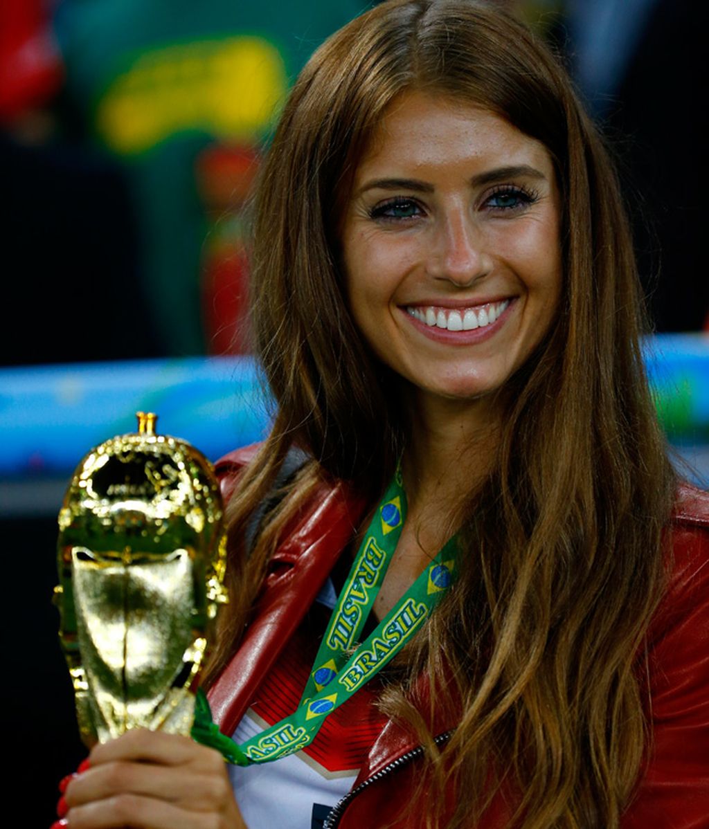 Cathy posó finalmente con la Copa del Mundo