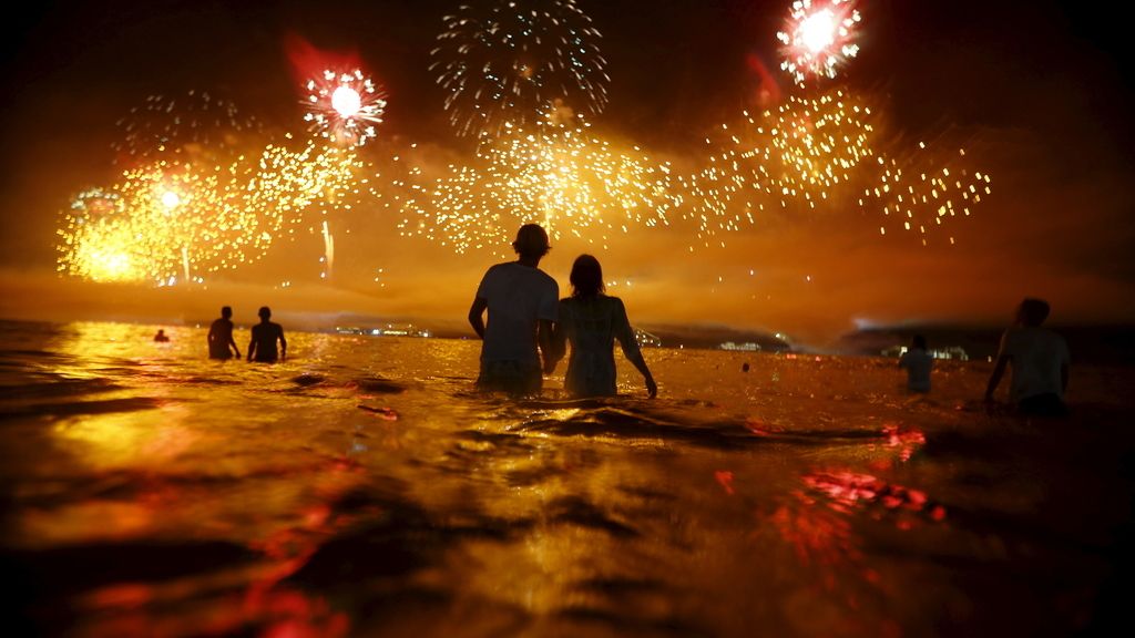 Brasil recibe el 2016 en la playa