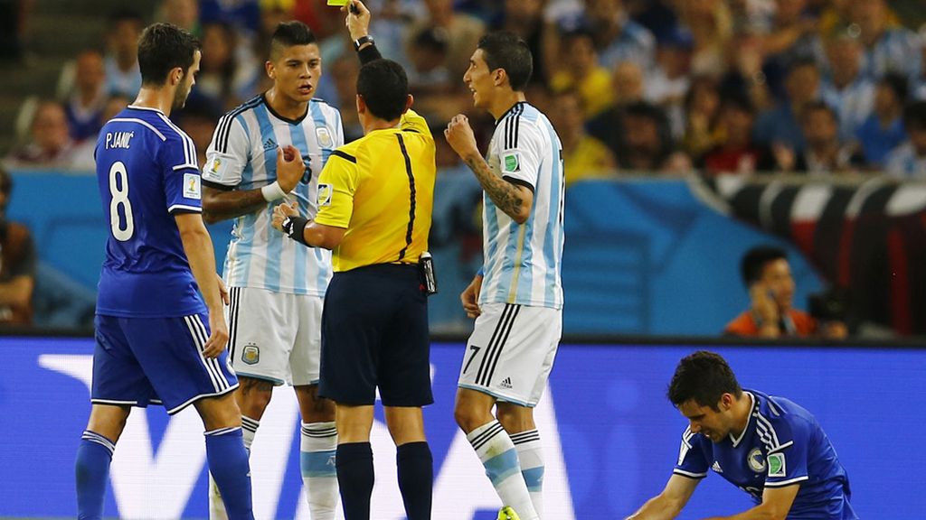 Marcos Rojo se llevó la primera tarjeta del choque