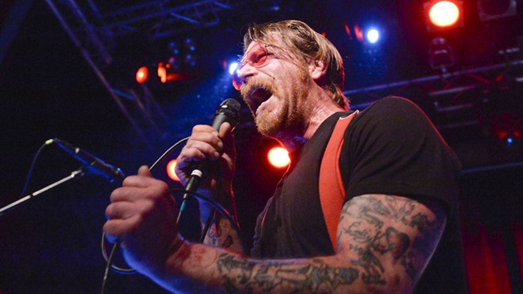 Jesse Hugues, cantante de la banda americana de rock alternativo, Eagles of Death Metal