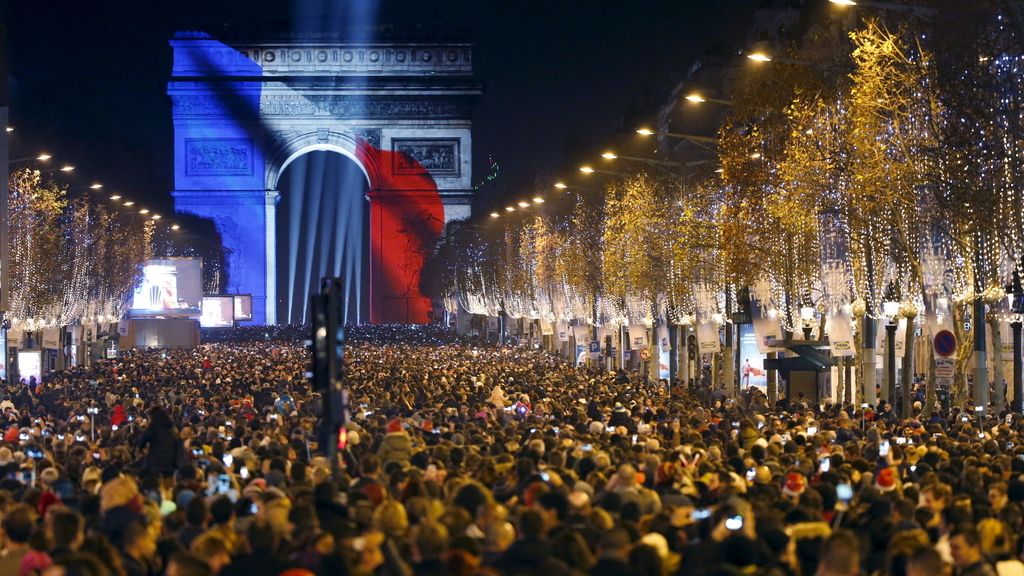 La bandera francesa se refleja en el Arco del Triunfo de París para recibir al 2016
