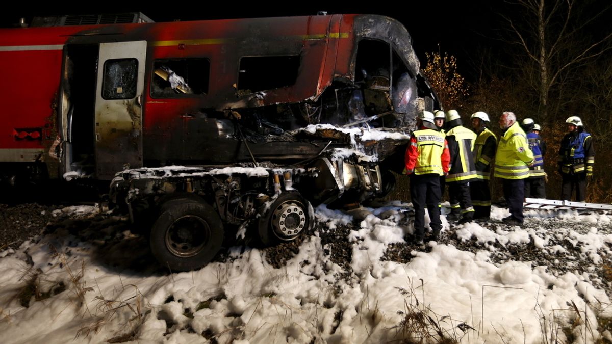 Dos muertos en el choque un tren de pasajeros y un camión en Baviera