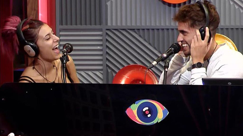 Se besan ante la audiencia, pero se esconden de sus compañeros