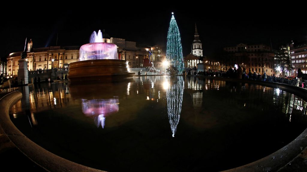 La decoración navideña centra la atención de los viandantes en las calles