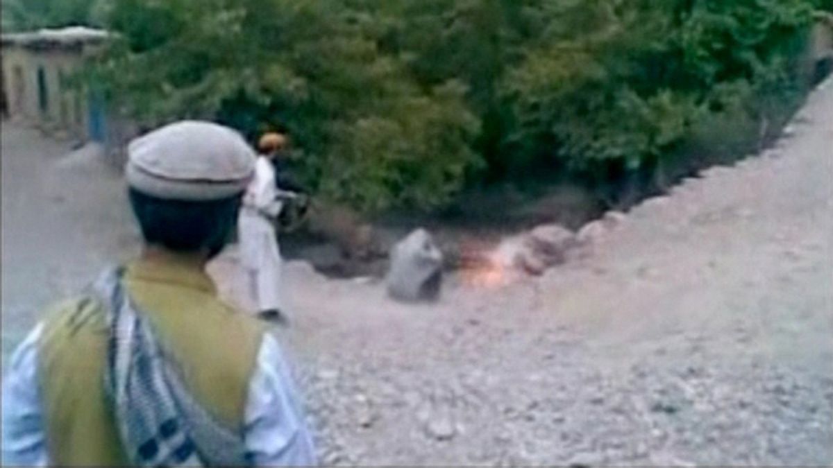 Un talibán fusila a una mujer a la que acusa de ser adúltera