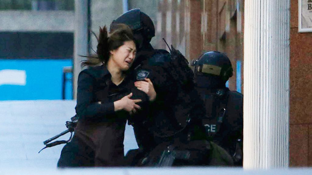 Cinco rehenes han salido del local