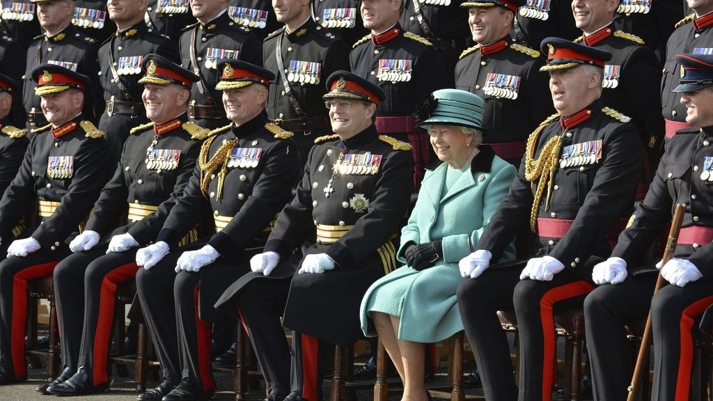 Isabel II visita el cuartel de Brompton
