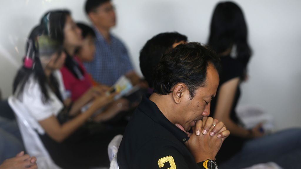 Familiares de los pasajeros del avión desaparecido en Indonesia