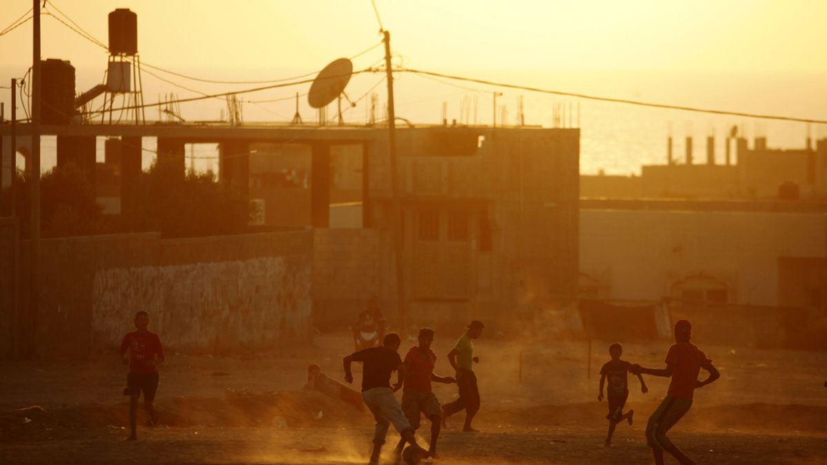 Jóvenes africanos jugando al fútbol