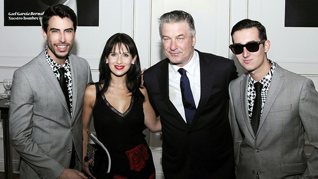 Nos hizo mucha ilusión poder conocer a Alec Baldwin y su mujer Hilaria Thomas. Los trajes que llevamos son de García Madrid.