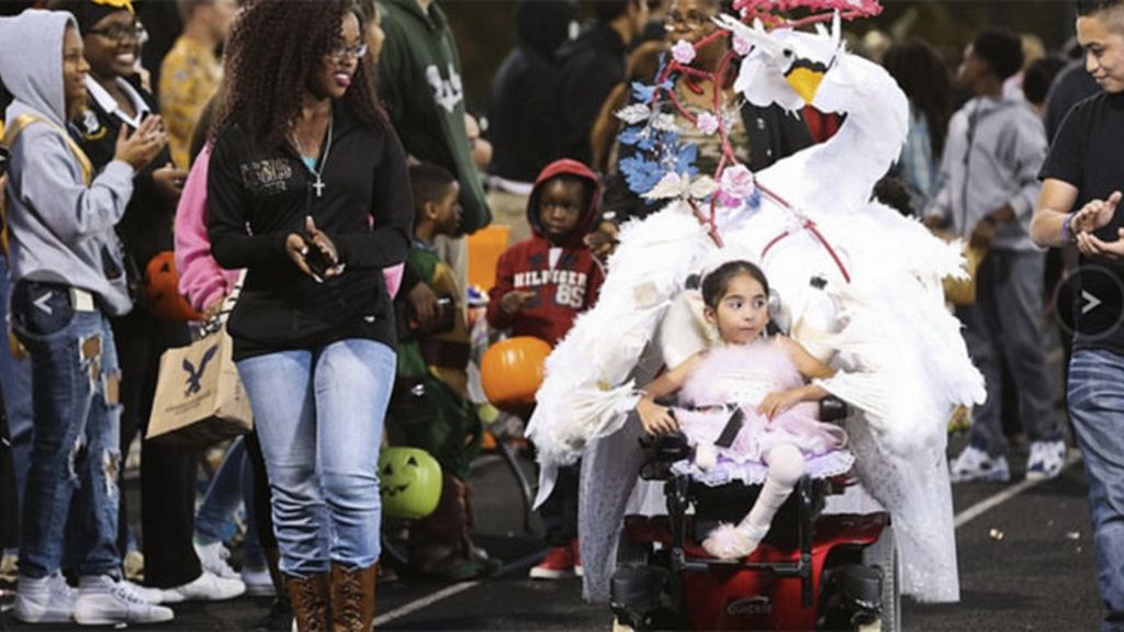 Construyen increíbles disfraces de Halloween para niños discapacitados