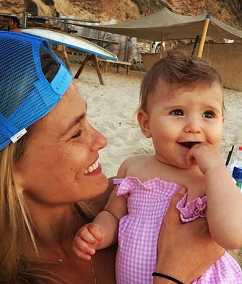Bar Rafaeli, bajando la media de edad de sus compis de playa
