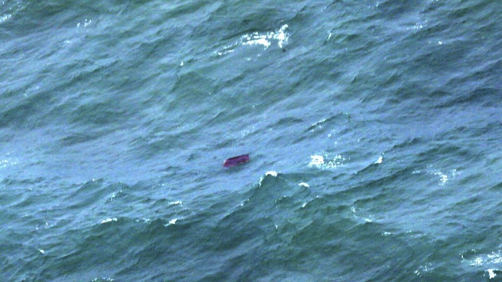 Encuentran posibles restos del avión desaparecido