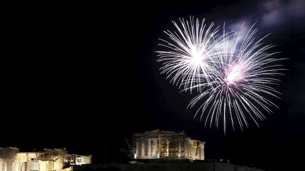 Fuegos artificiales en la Acrópolis de Atenas