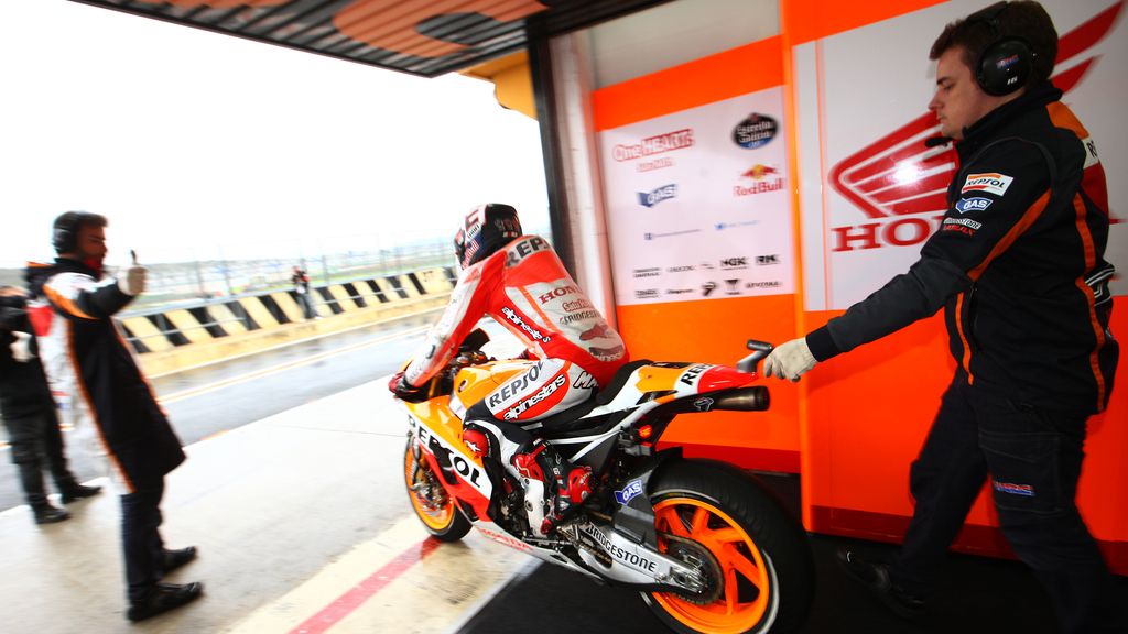 Marc Márquez prueba la moto del próximo año... y todo sigue igual: ¡mejor tiempo!