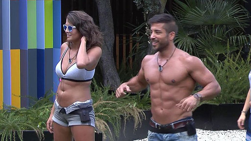 Piel bronceada y torso al descubierto... sube la temperatura en la casa de Guadalix