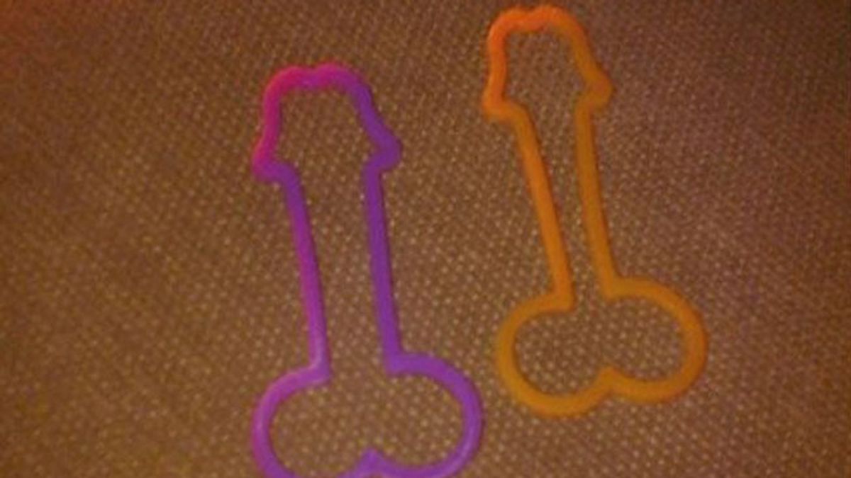 Una organización protestante regala por Papá Noel pulseras de goma con forma de pene