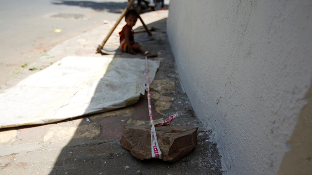 Con 15 meses de edad se pasa el día atada a una piedra