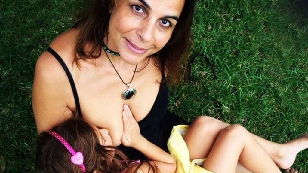 Amamanta a su hija de seis años