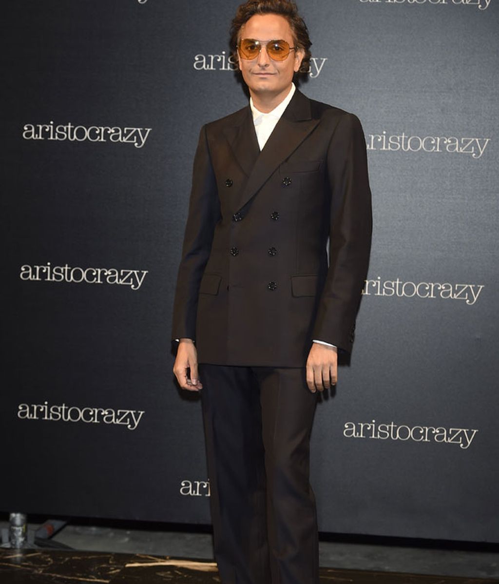 Josie, asesor del vestido con transparencias de Pedroche, de negro y gafas