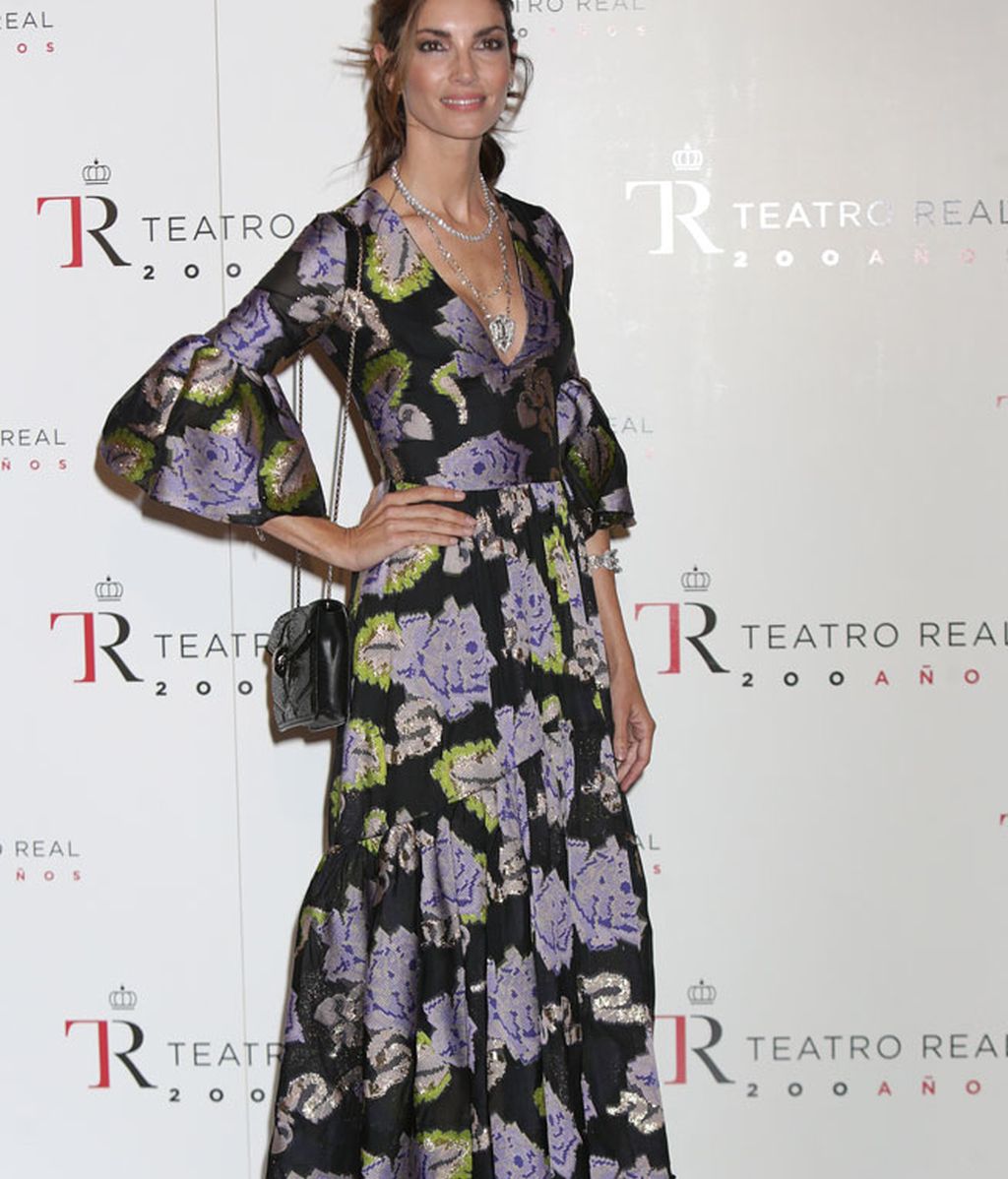 Falda estilo cincuentero y mangas con volantes, el vestido floral de Eugenia Silva