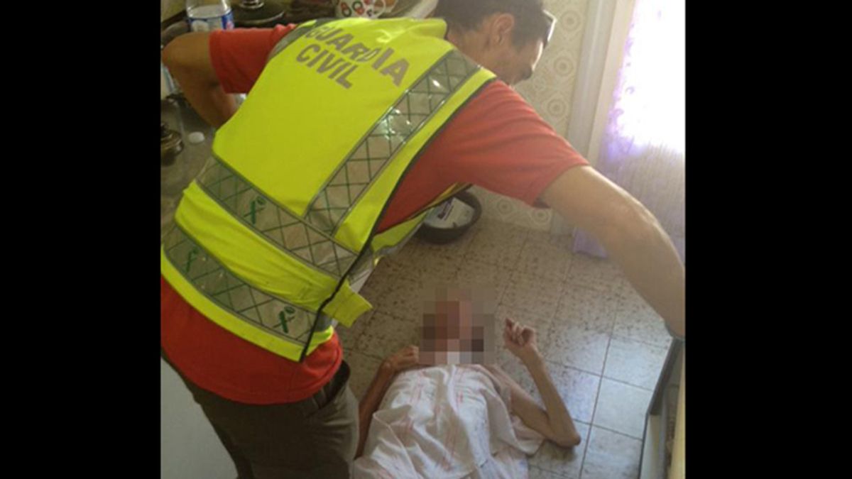 La Guardia Civil rescata a un hombre mayor que llevaba días caído en el suelo de su casa