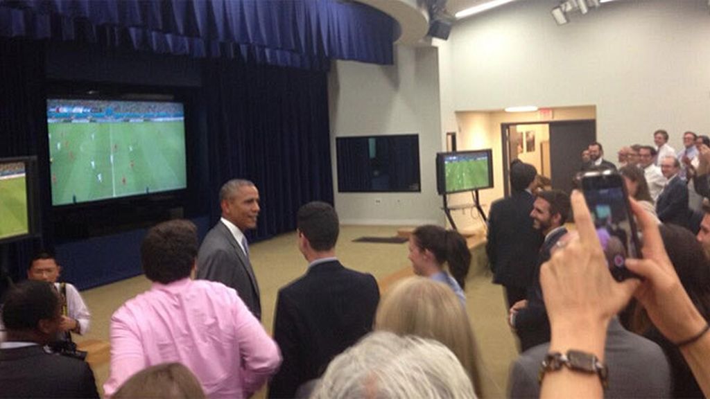 Obama sorprendió a todos sus empleados al salir a ver el partido