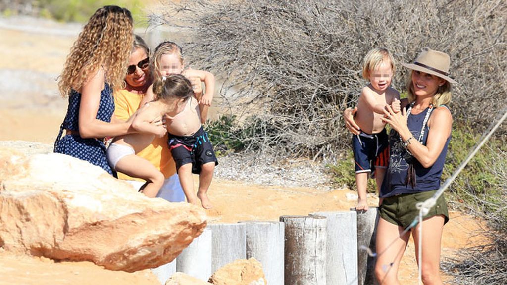 Baños y juegos en familia en el Mediterráneo