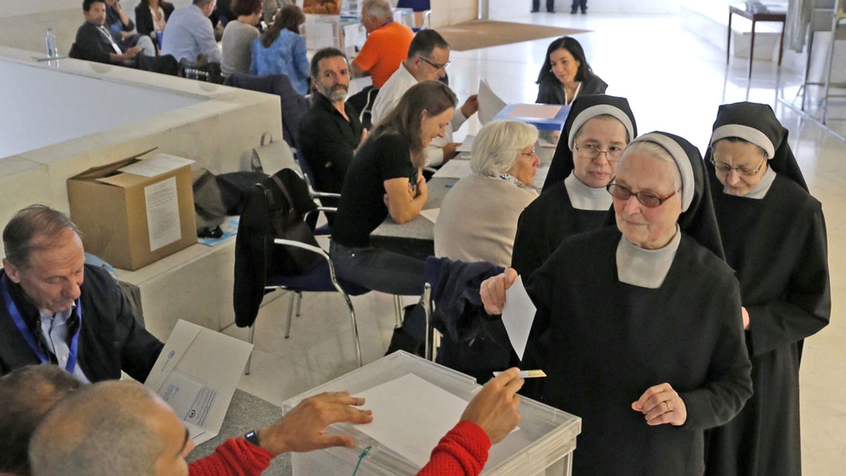 Un grupo de monjas votan en Santiago el 25-S
