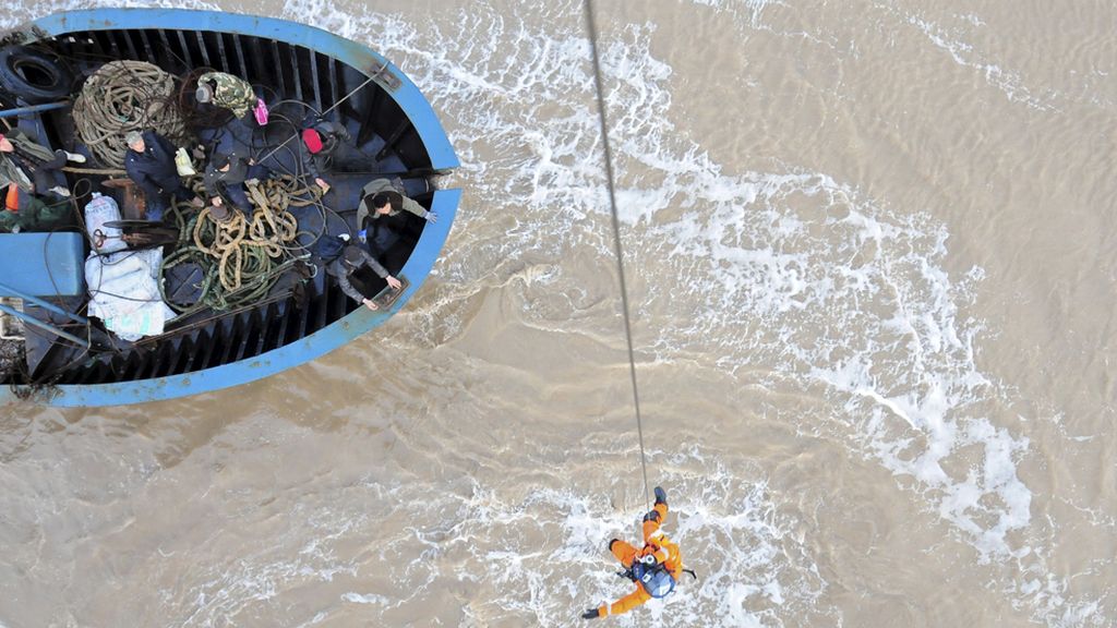 Rescate extremo en la costa China