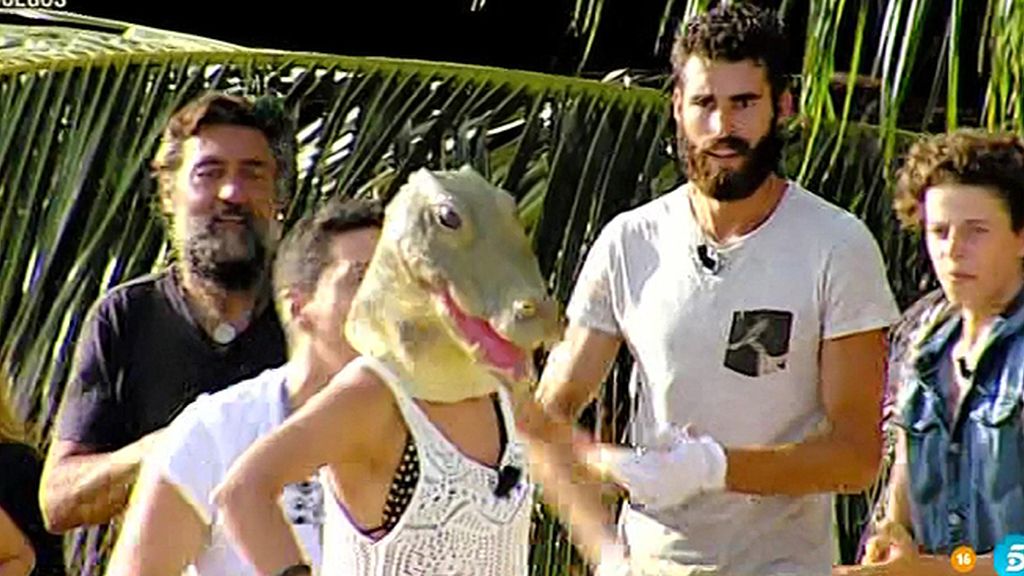 Rubén no puede separarse de su novia Laura