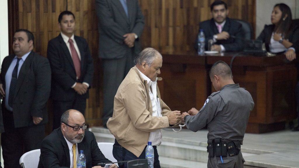 Condenan a 40 años de cárcel a un exjefe policial por la quema de la Embajada española Condenan a 40 años de cárcel a un exjefe policial por la quema de la Embajada española