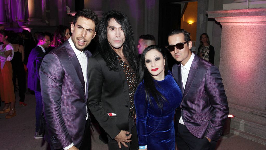 Con nuestros queridísimos Mario Vaquerizo y Alaska. Nuestros esmóquines son de García Madrid.