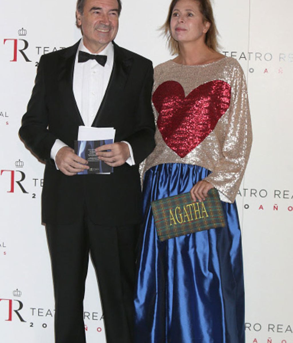 Pedro J. Ramírez y Ágatha Ruiz de la Prada con un diseño propio