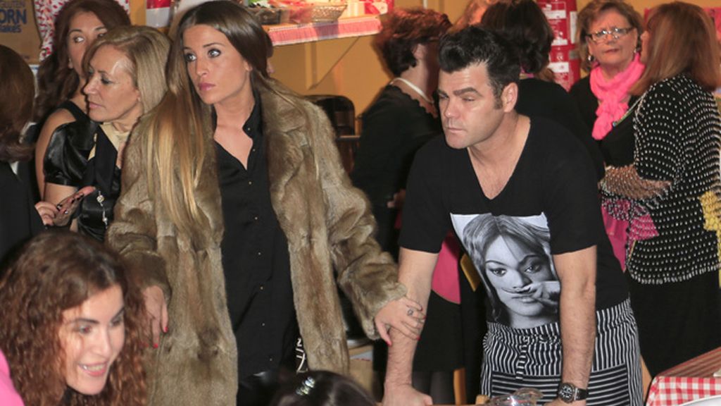 Fonsi Nieto y su acompañante, muy abrigada