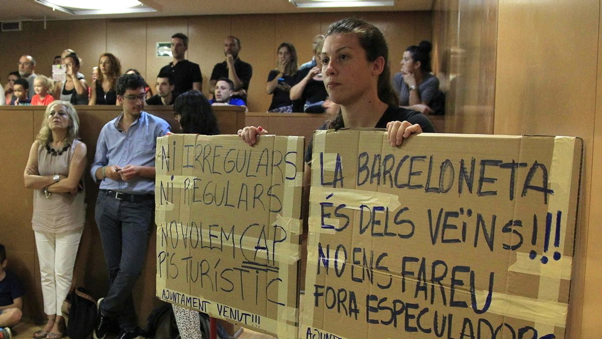 Vecinos de la Barceloneta rechazan las medidas del Ayuntamiento y piden reducir los pisos turísticos