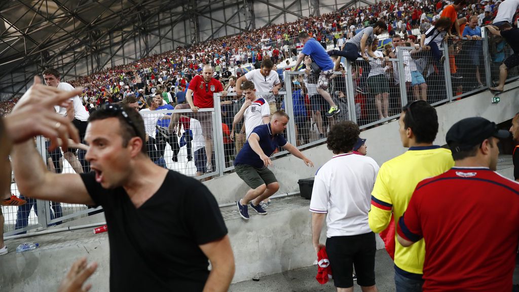 Ingleses y rusos se enfrentan por la calles de la ciudad portuaria