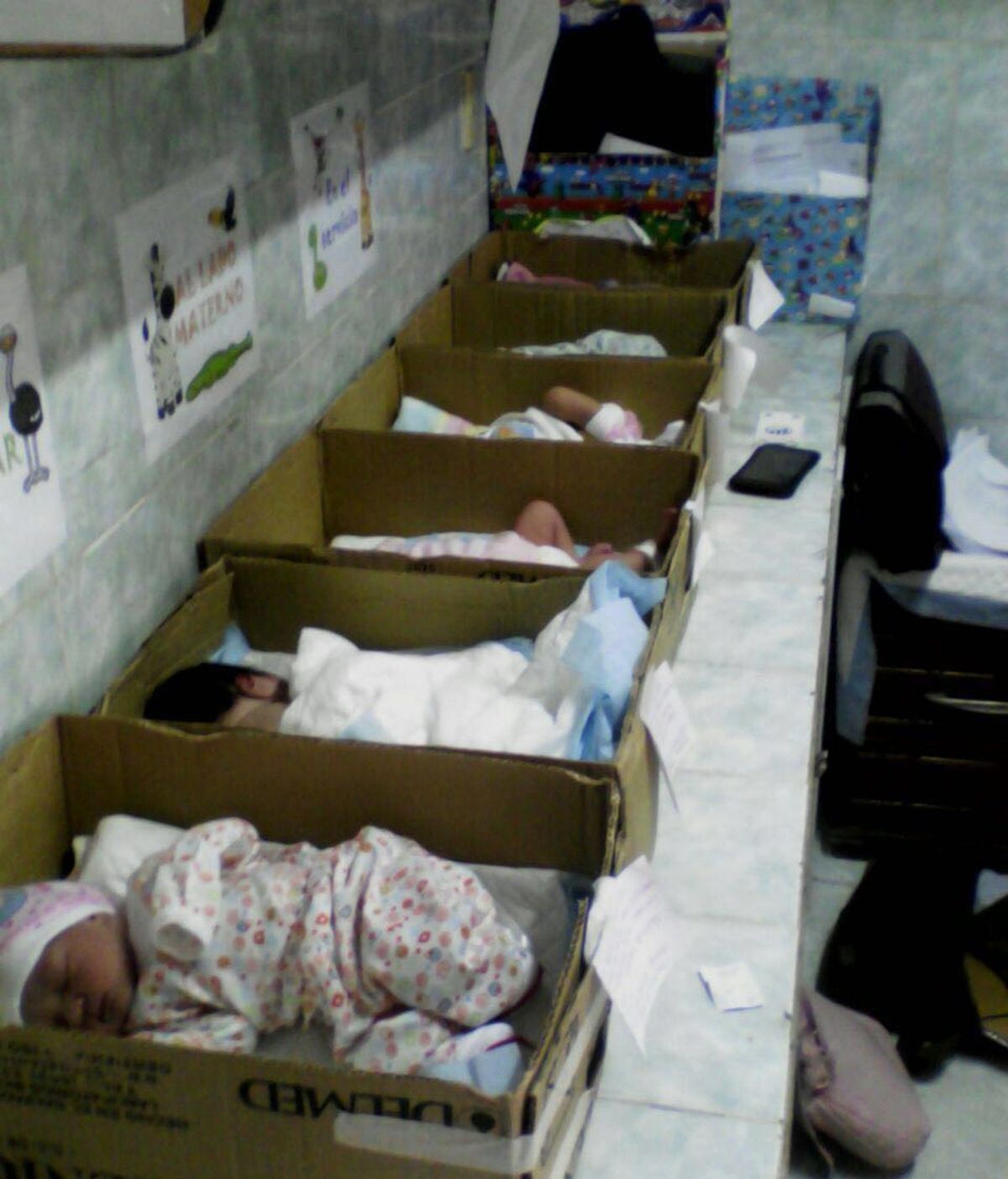 Los recién nacidos, en cajas de cartón en un hospital de Venezuela