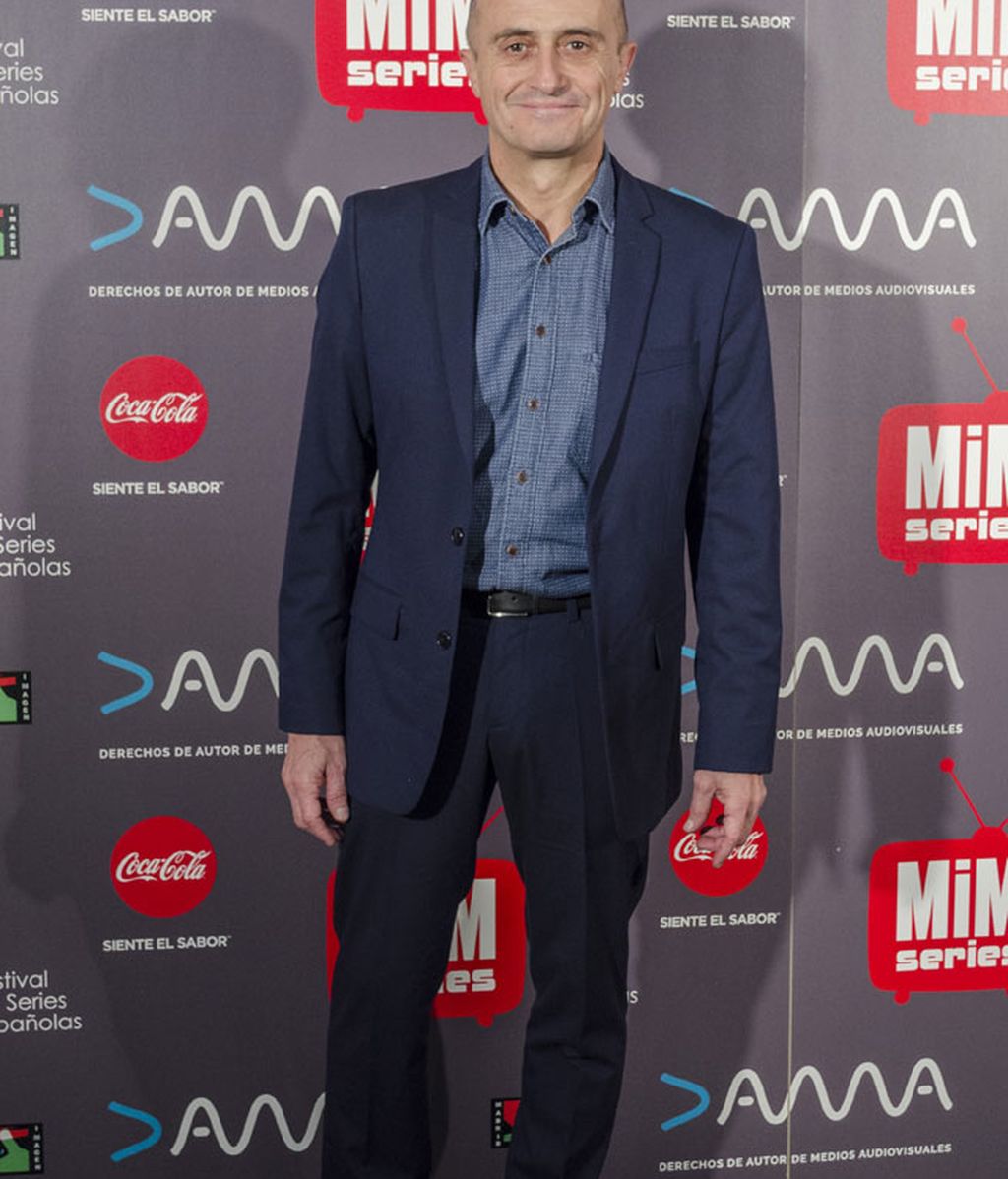 El traje azul de Pepe Viyuela incluye camisa vaquera