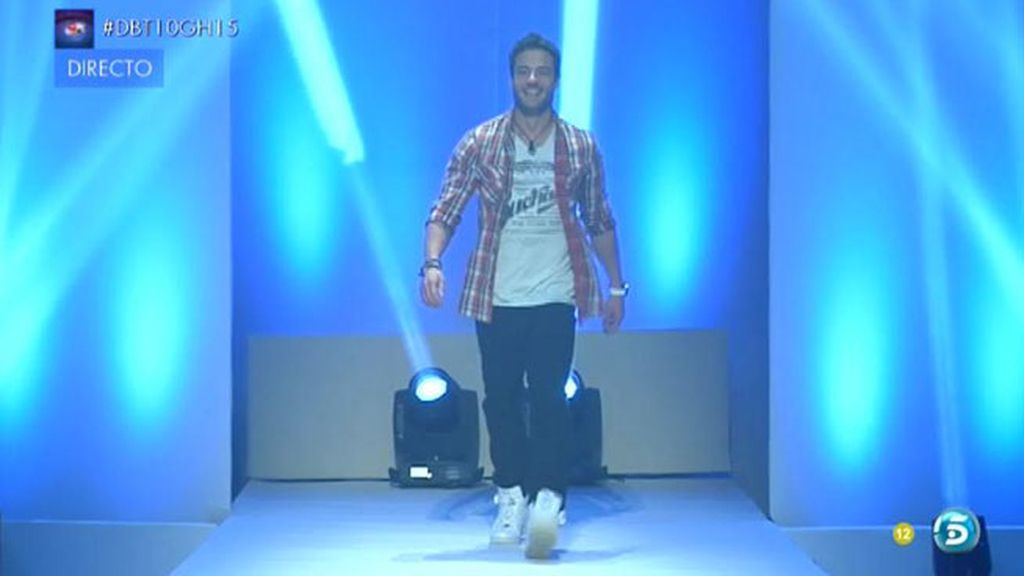 Los finalistas aplauden y piropean a los "modelos"