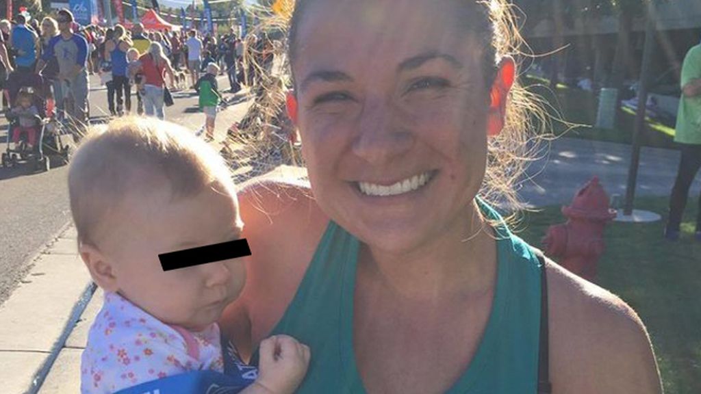 Anna Young, la madre que se sacó leche durante una maratón y 'normalizó' la lactancia