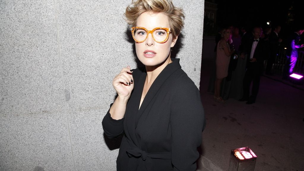 Tania Llasera con un look de Violeta y gafas de Óptica Toscana